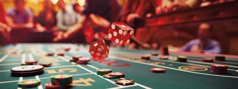 Layar Monopoly Live menampilkan pengundi besar, odds taruhan, dan dealer kasino langsung